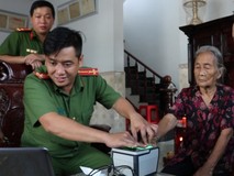 Video: Công an quận 9 đến tận nhà cấp...