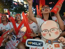 Video: Cổ động viên reo mừng chiến thắng của...