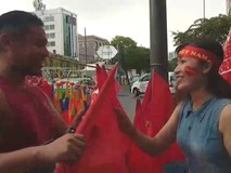 CĐV VN cổ vũ tưng bừng trước giờ đá...
