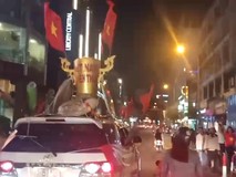 Muôn kiểu ăn mừng chiến thắng của CĐV TP...