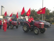 Dàn xe máy cày của CĐV ra Nội Bài...