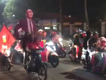 Những kiểu ăn mừng ‘không đụng hàng’ của CĐV...