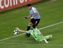 Hài hước siêu sao Suarez đòi penalty vì bóng...