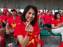 Nữ CĐV xinh đẹp dự đoán Việt Nam thắng...