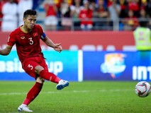 Kiểu sút 11 m 'nhảy chân sáo' giống Quế...