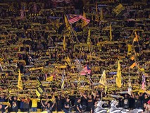 Fan Malaysia gầm rú giữa 'chảo lửa' Bukit Jalil