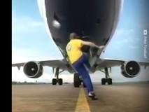 Ronaldo và các ngôi sao Brazil 'náo loạn' sân...