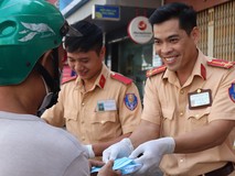 Nghĩa cử đẹp của công an giữa lúc dịch...
