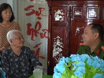 Video: Công an Tân Bình thăm, tặng quà mẹ...
