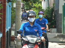 Biệt đội ‘shipper xanh’ trao quà cho người nghèo