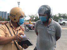 Người vi phạm nói gì khi bị lực lượng...