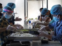 Bếp cơm ‘5 sao’ phục vụ y, bác sĩ...