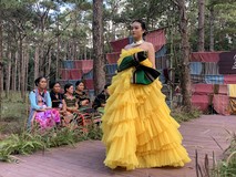 Video: Ngất ngây với thời trang thổ cẩm giữa...