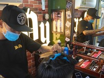 Cắt tóc chỉ cần nụ cười, không cần trả...