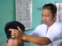 Thiếu tá 10 năm chữa bệnh miễn phí cho...