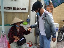 30 năm chia sẻ nỗi khó khăn với người...