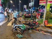 Nhân chứng kể giây phút ô tô lao thẳng...