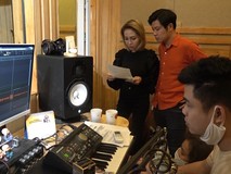 Nghệ sĩ hỗ trợ y bác sĩ, phóng viên...
