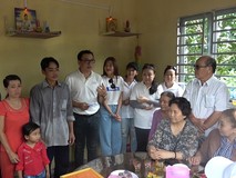 Vợ chồng Thúy Diễm tặng nhà tình thương cho...