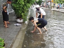 Người Đà Nẵng ra đường bắt cá sau trận...