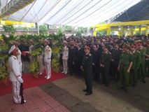 Phó Thủ tướng Trịnh Đình Dũng đến viếng 13...