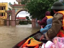 Khẩn trương hỗ trợ dân Quảng Bình kẹt trong...