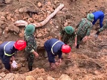 Xúc động theo dõi tìm kiếm nạn nhân ở...