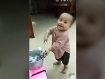 Hài hước với màn trổ tài nấu ăn của 'đầu...