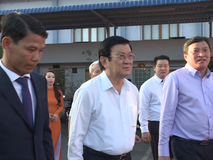 Nguyên chủ tịch nước thăm và tặng quà tại...