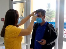 Bình Tân: Đo thân nhiệt người dân khi đến...