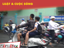 Giật mình cảnh phụ huynh chở con em không...