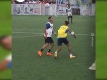 Ngỡ ngàng khi được đá bóng với Neymar
