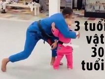Em bé 3 tuổi vật với võ sư 30...