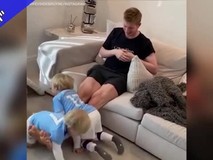 Video Kevin De Bruyne làm 'vú em'