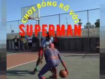 Superman thách thức tất cả mọi đối thủ ném...