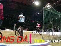 Những ngôi sao chơi bóng đá trên xe đạp