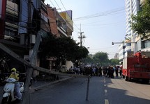 Vợ chồng trẻ bất tỉnh khi thanh cẩu rơi xuống đường