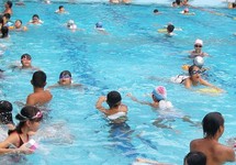 4 lưu ý của bác sĩ da liễu khi đi bơi mùa nắng nóng