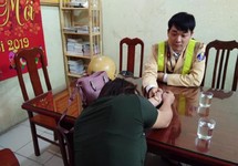 CSGT cứu người phụ nữ cầm kéo định nhảy cầu tự tử