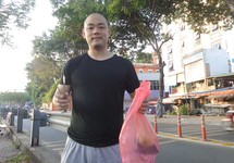 Chàng thanh niên Nhật nhặt rác ở kênh Nhiêu Lộc