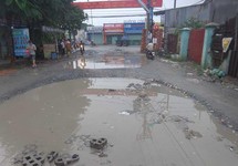 Khổ vì con đường đầy ổ voi, hố nước