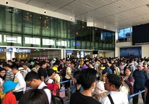 Bỏ hay giữ mức giá trần vé máy bay?