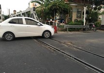 Lo té ngã khi ổ gà cận kề ray tàu