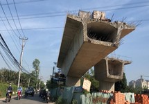 Cầu Nam Lý quận 9 'đắp chiếu' cả năm trời