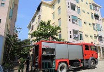 Hi hữu: Nhà này cháy, phá nhầm cửa nhà kia để... cứu hỏa