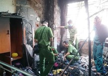 Shop quần áo bốc cháy, 2 cụ già mắc kẹt bên trong