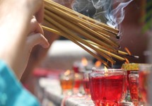 Thắp nhang: 1 cây hay cả bó mới thiêng?
