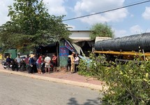 Xe đầu kéo chở hàng chục tấn sắt lao vào quán ăn