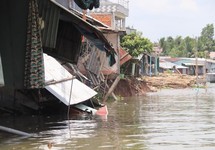 Đang ngủ, bất ngờ nhà bị nhấn chìm xuống sông