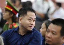 Vũ 'nhôm' mỏi mắt tìm người thân trong ngày ra toà